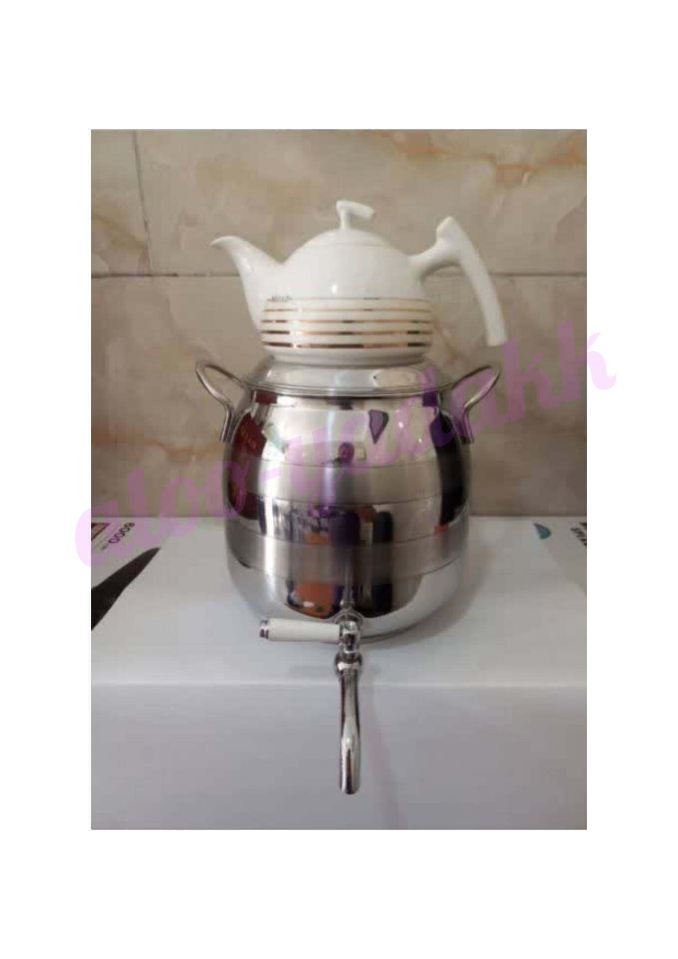 کتری استیل شیردار با قوری چینی نوار طلایی مدل روی‌همی